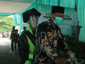 So Sweet! Mahasiswa Ini Dibonceng Bapak Naik Ontel Saat Wisuda Drive Thru
