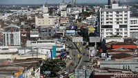 Kota ini dikenal sebagai Kota Khatulistiwa karena dilalui garis khatulistiwa.