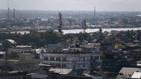 Selain itu, Kota Pontianak dilalui oleh Sungai Kapuas dan Sungai Landak. Kedua sungai itu diabadikan dalam lambang Kota Pontianak.