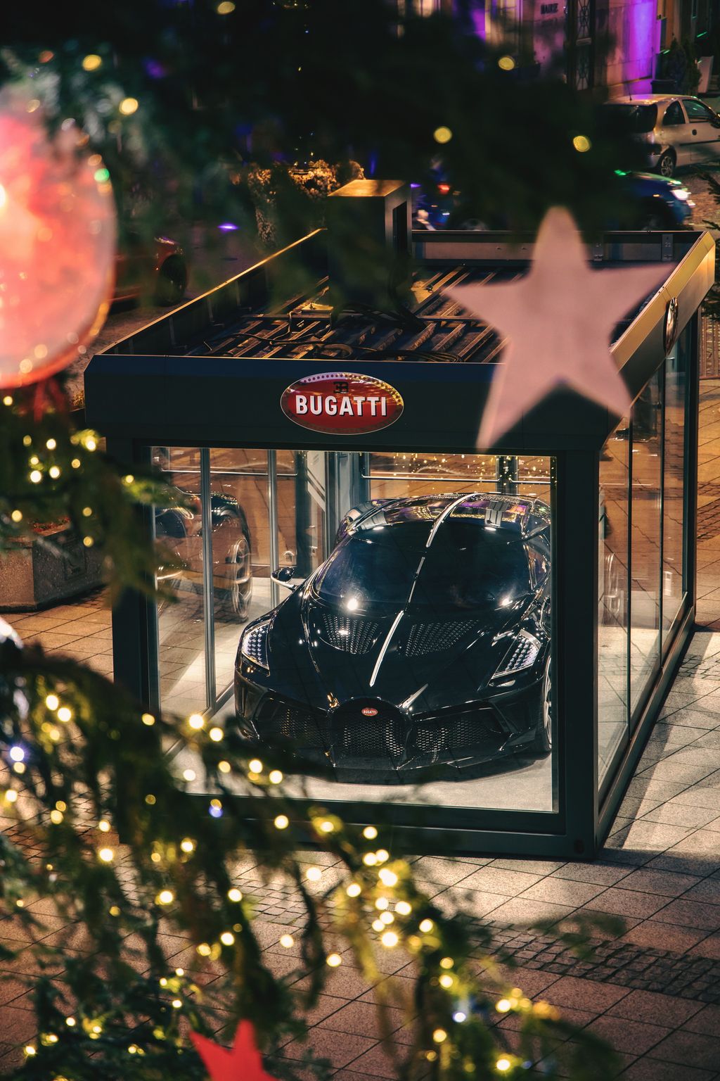 Mobil termahal Bugatti jadi hiasan pohon natal.