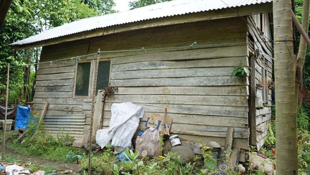 Buruh cuci di Aceh saat menerima kunci rumahnya yang telah direnovasi oleh polisi