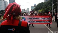 Aksi ini dilakukan massa dari Federasi Serikat Pekerja Metal Indonesia (FSPMI).