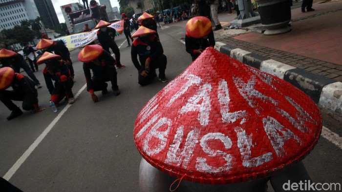 Sejumlah buruh melakukan aksi di Patung Kuda Jakarta, Rabu (16/12). Mereka memberi dukungan terhadap upaya judicial review yang berlangsung di MK.