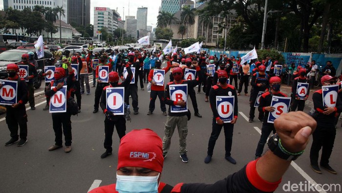 Sejumlah buruh melakukan aksi di Patung Kuda Jakarta, Rabu (16/12). Mereka memberi dukungan terhadap upaya judicial review yang berlangsung di MK.