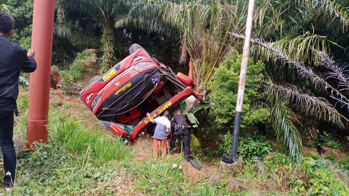 Bus Pengangkut Personel Brimob Polda Sumsel Terbalik di Jambi.