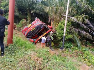 Bus Pengangkut Personel Brimob Polda Sumsel Terbalik di Jambi