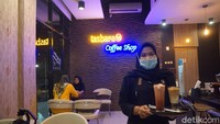 Di masa pandemi ini, protokol kesehatan tetap diberlakukan bagi pengunjung kafe. Para barista dan pelayan pun mengenakan masker saat melayani pengunjung.