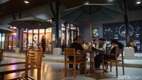 Sama seperti kafe-kafe di kota besar, tempat ini juga menyajikan beragam olahan kopi dan minum lainnya. Juga ada cemilan ringan yang asyik dinikmati saat nongkrong bersama teman-teman.