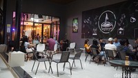 Kafe ini bernama Tasbara, dimana namanya diambil dari posisinya yang berada di lintas batas negara.