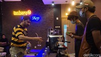 Tak hanya kaula muda, ada juga orang dewasa dan keluarga yang menghabiskan waktu di Tasbara.