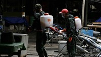 Kegiatan penyemprotan yang dilakukan oleh sejumlah petugas ini sangat diperlukan oleh masyarakat untuk mencegah penyebaran virus Covid-19 di wilayah pasar.