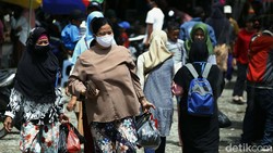 Beragam upaya pencegahan Corona terus dilakukan di perbatasan Indonesia-Malaysia. Salah satunya dengan rutin melakukan penyemprotan disinfektan di ruang publik.