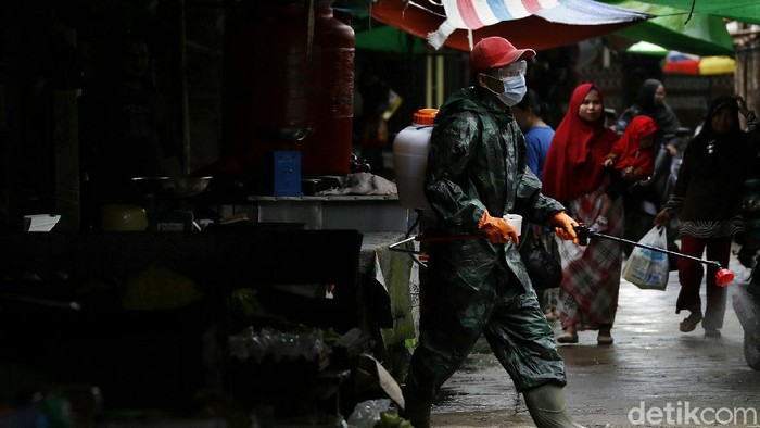 Beragam upaya pencegahan Corona terus dilakukan di perbatasan Indonesia-Malaysia. Salah satunya dengan rutin melakukan penyemprotan disinfektan di ruang publik.