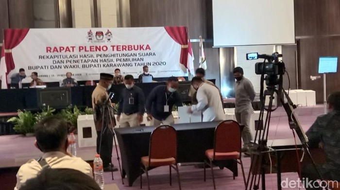 Cellica-Aep menang telak di Pilkada Karawang
