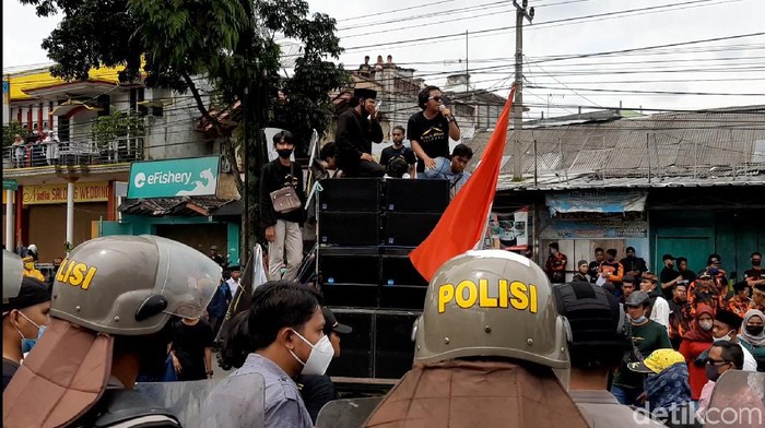 Demonstran Ricuh di KPU Tasikmalaya