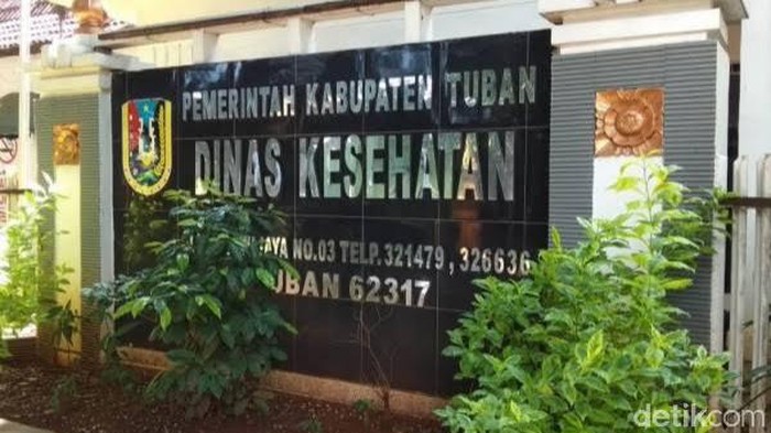 Kepala Dinas Kesehatan Tuban Bambang Priyo Utomo dan istrinya positif COVID-19. Saat ini mereka sedang menjalani perawatan dan isolasi.