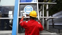 Nantinya layanan rute sambung itu akan berhenti di rambu bus stop Pasar Baru. TransJakarta pun menyediakan sebanyak tiga unit bus single untuk melayani pelanggan dari rute itu.
