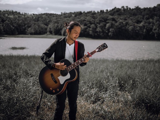 5 Chord untuk Pemula dan Lirik Lagu Fiersa Besari yang Bikin Galau