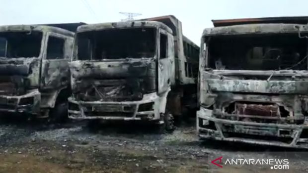 Gedung di perusahaan tambang PT VDNI di Kabupaten Konawe, Sultra, dirusak massa buruh saat demo pada Senin (14/12). Kendaraan operasional dumpt truck yang terparkir di area perusahaan juga dibakar (ANTARA/HO)