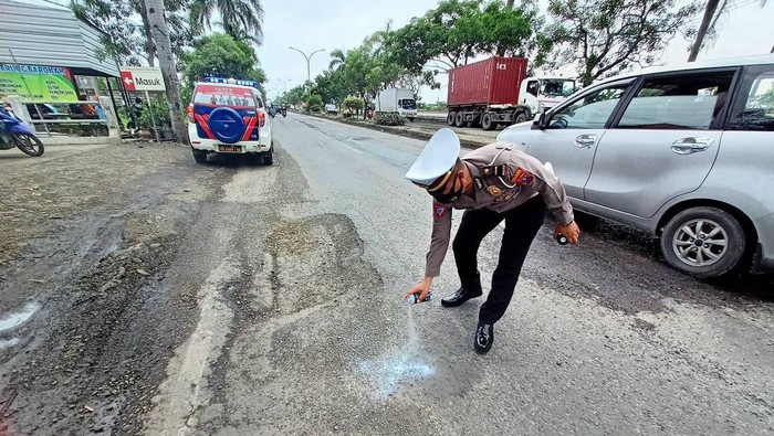 Hati-hati, Jalan Berlubang di Jalur Nasional Lamongan-Babat Rawan Laka