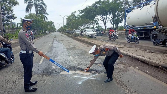 Hati-hati, Jalan Berlubang di Jalur Nasional Lamongan-Babat Rawan Laka