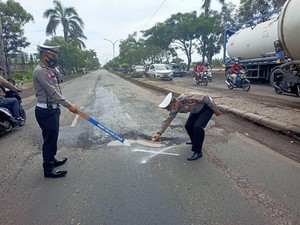Hati-hati, Jalan Berlubang di Jalur Lamongan-Babat Rawan Kecelakaan