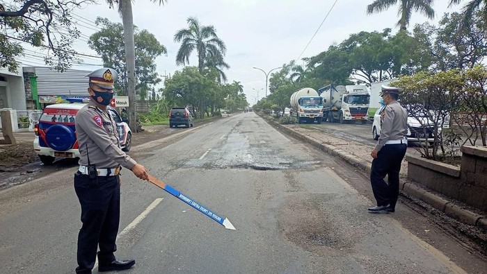 Hati-hati, Jalan Berlubang di Jalur Nasional Lamongan-Babat Rawan Laka