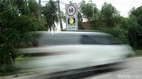 Kecepatan di jalur tersebut hanya boleh 60 km per jam, lebih dari itu CCTV akan memberikan emoji bahaya dengan gambar tengkorak.