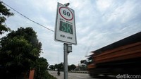 Namun, bila pengendara melintas dengan kecepatan di bawah 60 km per jam, papan di bawah kamera CCTV tersbeut akan menampilkan emoji senyum berwarna hijau.