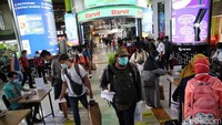 Menjelang libur Natal dan tahun baru, Stasiun Gambir mulai ramai didatangi oleh warga yang hendak melakukan perjalanan ke luar kota dengan menggunakan kereta api.