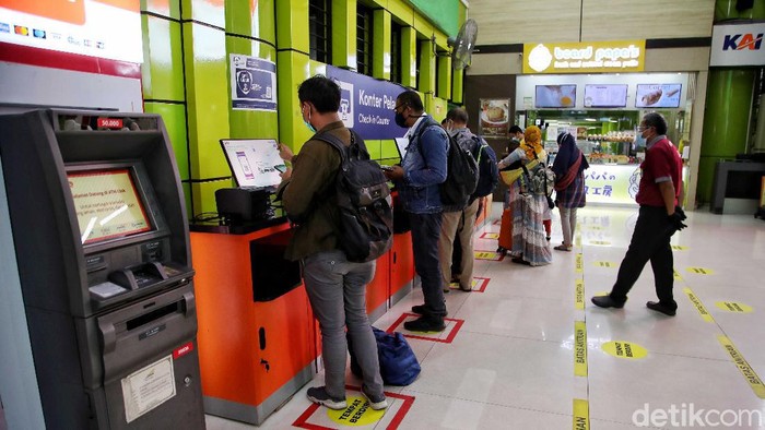 Stasiun Gambir ramai oleh aktivitas warga jelang Natal dan tahun baru. Sejumlah kereta jarak-jauh datang dan pergi untuk mengantarkan penumpang ke tempat tujuan