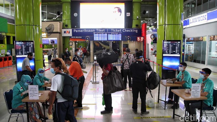 Stasiun Gambir ramai oleh aktivitas warga jelang Natal dan tahun baru. Sejumlah kereta jarak-jauh datang dan pergi untuk mengantarkan penumpang ke tempat tujuan