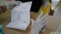 Petugas memeriksa surat keterangan hasil test Corona milik salah satu penumpang yang akan melakukan perjalanan jarak jauh dengan menggunakan kereta dari Stasiun Gambir.