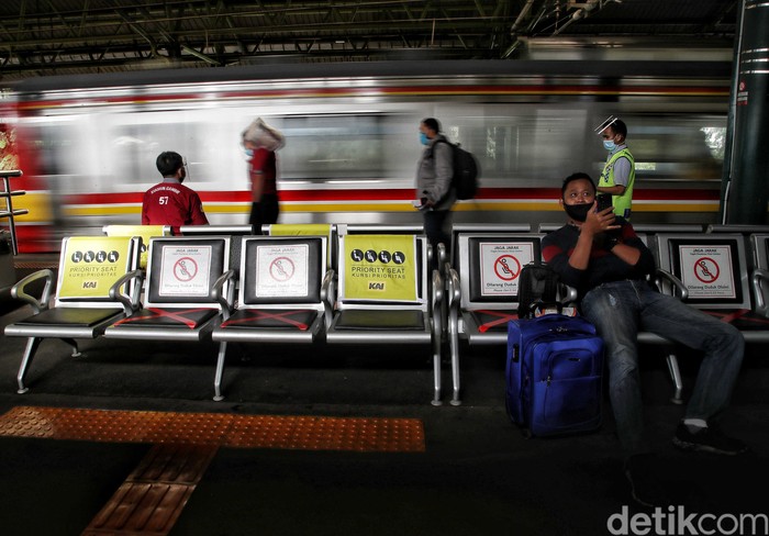 Stasiun Gambir ramai oleh aktivitas warga jelang Natal dan tahun baru. Sejumlah kereta jarak-jauh datang dan pergi untuk mengantarkan penumpang ke tempat tujuan