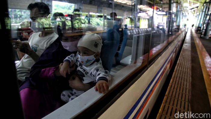 Hiruk Pikuk di Stasiun Gambir Jelang Libur Natal dan Tahun Baru Stasiun Gambir ramai oleh aktivitas warga jelang Natal dan tahun baru. Sejumlah kereta jarak-jauh datang dan pergi untuk mengantarkan penumpang ke tempat tujuan