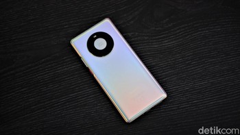 Mate 40 Pro punya kapasitas 4.400 mAh. Huawei menyertakan teknologi pengisian cepat 66W dan wireless 50W. Foto: Adi Fida Rahman/detikINET