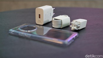 Huawei memberikan soft case, charger, kabel USB Type C dan earphone. Foto: Adi Fida Rahman/detikINET