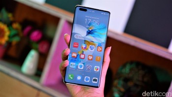 Huawei Mate 40 Pro mengusung layar Flex OLED 6,76 inch. Resolusinya 2.772 x 1.344 pixel, mendukung DCI-P3 HDR, refresh rate 90Hz dan touch sampling rate 240 Hz. Foto: Adi Fida Rahman/detikINET