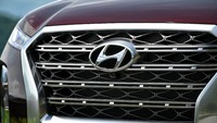 Hyundai Palisade punya tampang tangguh layaknya SUV namun tetap mewah. Grille besar serta underguard yang dipadukan dengan desain lampu Day Time Running Light (DRL) serta lampu utama bagian bawah yang terpiasah berbentuk vertikal membuatnya terlihat modern. Foto: Hyundai