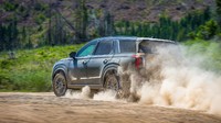 SUV ini menggunakan transmisi otomatis 8 percepatan yang dapat diatur dengan tombol tipe shift-by-wire (SBW). Selayaknya SUV, Palisade tersemat drive mode yang terdiri dari COMFORT untuk aktivitas berkendara sehari-hari, ECO untuk efisiensi penggunaan bahan bakar yang optimal, mode SPORT untuk akselerasi mobil yang lebih cepat, atau SMART yang menggunakan algoritma pembelajaran yang secara otomatis menyesuaikan interval perpindahan gigi berdasarkan pola berkendara dari pengemudi. Selain Drive Mode, Palisade juga dilengkapi dengan Multi-Terrain Control untuk varian signature dan AWD. Foto: Hyundai