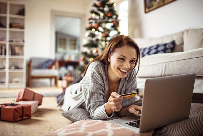 ilustrasi natal Close up of a young woman buying presents online
