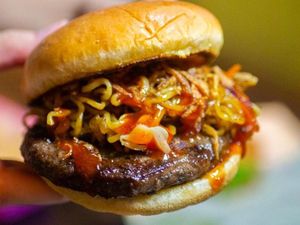 Hits Banget! Burger Ini Diberi Isian Indomie dan Daging Wagyu