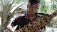 Sape dalam bahasa lokal suku Dayak dapat diartikan “memetik dengan jari.