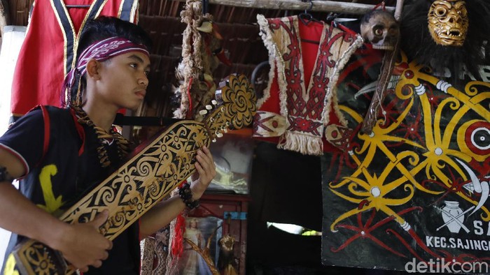 Ini Sape, Alat Musik Tradisional Suku Dayak di Tanah Borneo