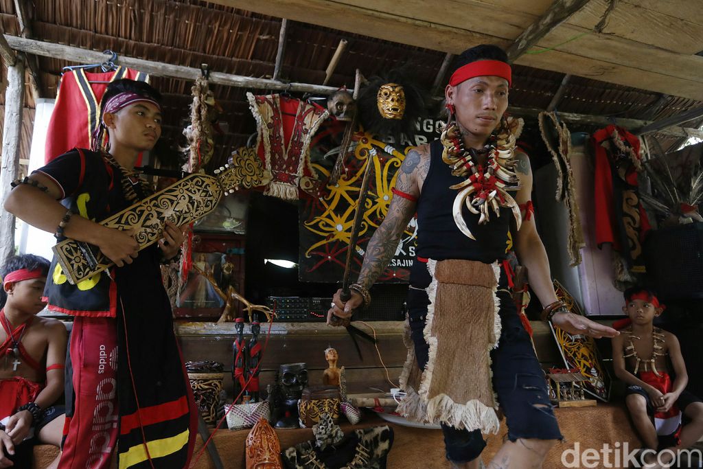 Sape merupakan alat musik tradisional Suku Dayak Kalimantan. Alat musik yang terbuat dari kayu ini dimainkan dengan cara dipetik.