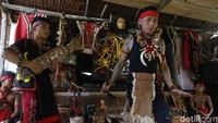 Saat bunyi petikan sape terdengar, orang-orang akan terdiam, kemudian terdengar sayup-sayup lantunan doa atau mantra yang dibacakan bersama-sama.
