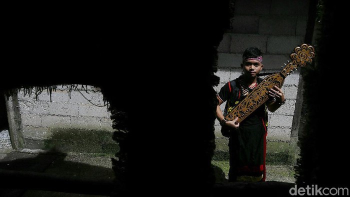 Anak muda Dayak belajar memainkan Sape di acara budaya
