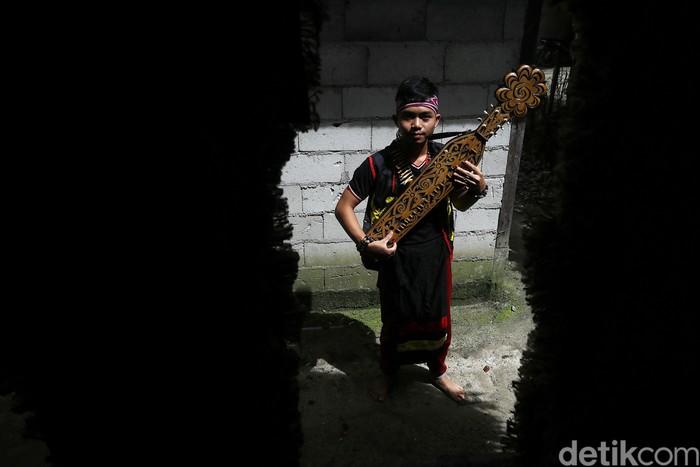 Sape merupakan alat musik tradisional Suku Dayak Kalimantan. Alat musik yang terbuat dari kayu ini dimainkan dengan cara dipetik.