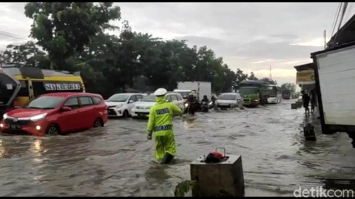 Jalan Raya Bandung-Garut terendam air akibat hujan deras.