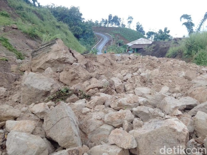 Jalan utama penghubung Geopark Ciletuh Sukabumi terputus akibat longsor